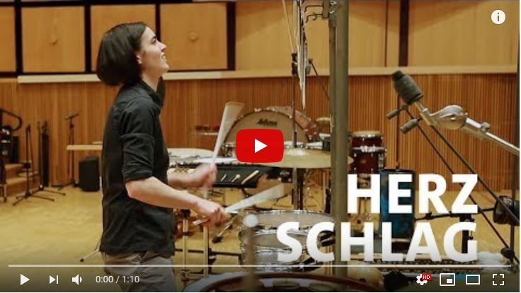 Leonie Klein am Schlagzeug